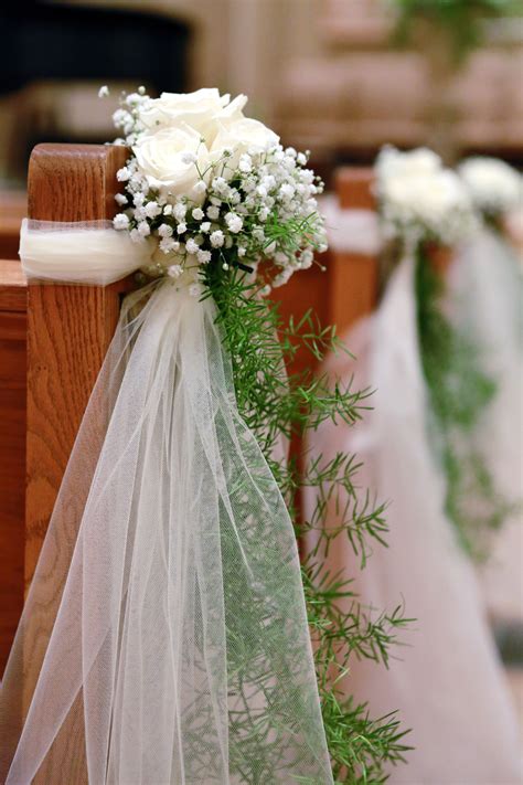 Ivory Rose and Baby's Breath Ceremony Aisle Decor | Decoracion iglesia ...