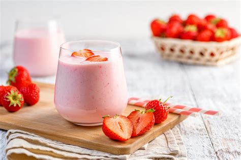 Strawberry Yogurt Protein Smoothie | The Leaf