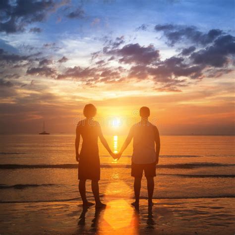 Jeunes Couples Heureux Tenant Des Mains Sur La Plage De Mer Pendant Le ...