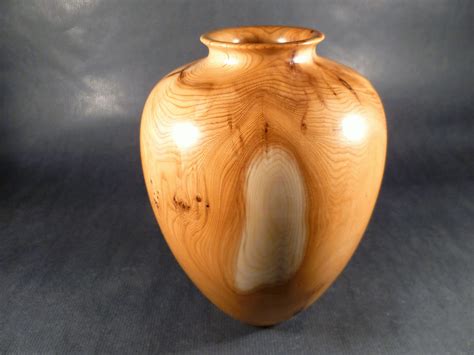 Atelier du Bois Tourné / Woodturning Design: Un vase en bois d'If