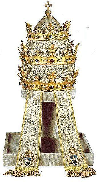 La tiara papal en 2020 | Joyas de la corona, Ornamentos liturgicos, Tiaras