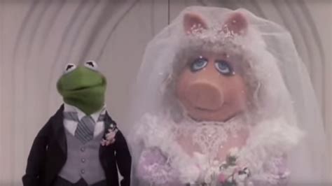 #TBT: Remembering Kermit, Miss Piggy's Wedding | RTM - RightThisMinute