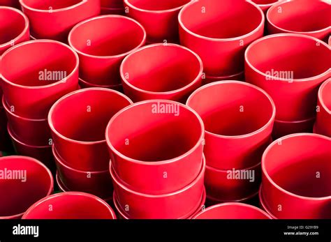 Rows of red flower ceramic pots on the shelves Stock Photo - Alamy