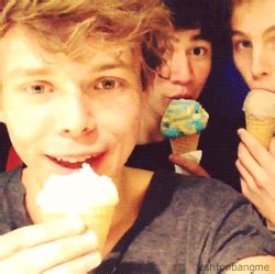 Tu znajdziecie przeróżne gify związane z 5 seconds of summer. Jeden r… #fanfiction # Fanfiction ...