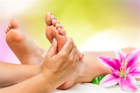 10 Amazing Benefits Of Reflexology Foot Massage - Your Alternate Life