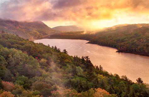 Lake of the Clouds Overlook in Porcupine Mountains Wilderness State ...