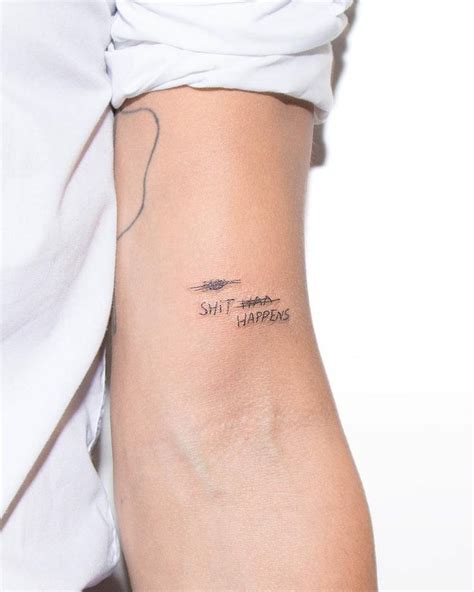 "Scheiße passiert" Phrase Minimalist Tattoo - Tatowierung | Minimalistisches tattoo ...