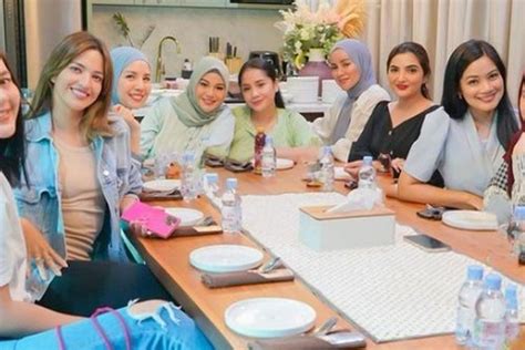 Lesehan di Rumah Mewah Titi Kamal, Luna Maya Bongkar Isi Istana Istri Christian Sugiono yang ...