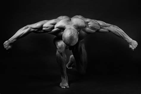Photograph Silhouette of muscular man by Krzysztof Serafiński on 500px | Referência anatomia ...