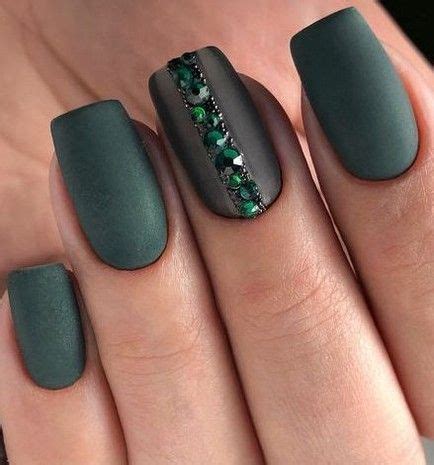 Pin von Габриела Славова auf nails in 2022 | Strass nageldesign, Grüne nägel, Herbst acrylnägel