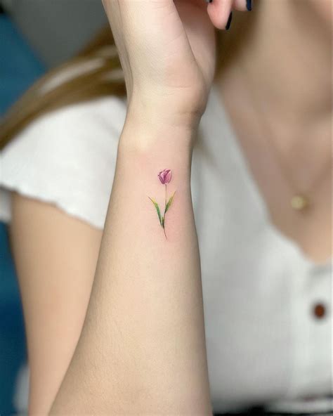 minimalist flower tattoo meaning - Venice Leone