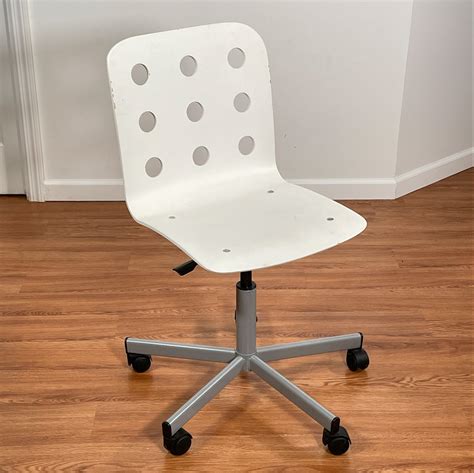 WHITE OFFICE CHAIR