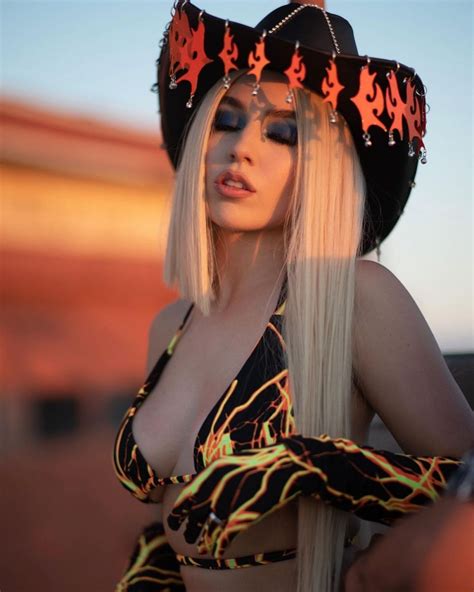 Ava Max 12/04/2020 • CelebMafia