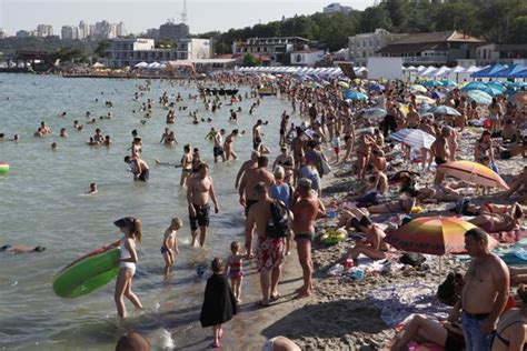 In Russia and Ukraine, no social distance, masks on crowded beaches | Travel - Hindustan Times