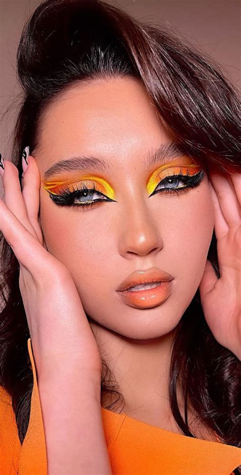 40+ Trendy Eyeshadow Looks : Brown Eyeshadow + Gold Liner