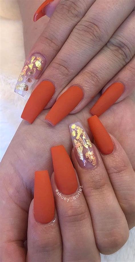 Glam nails with gold leaf Glam up your look with a fall manicure like this! Lately we have burnt ...