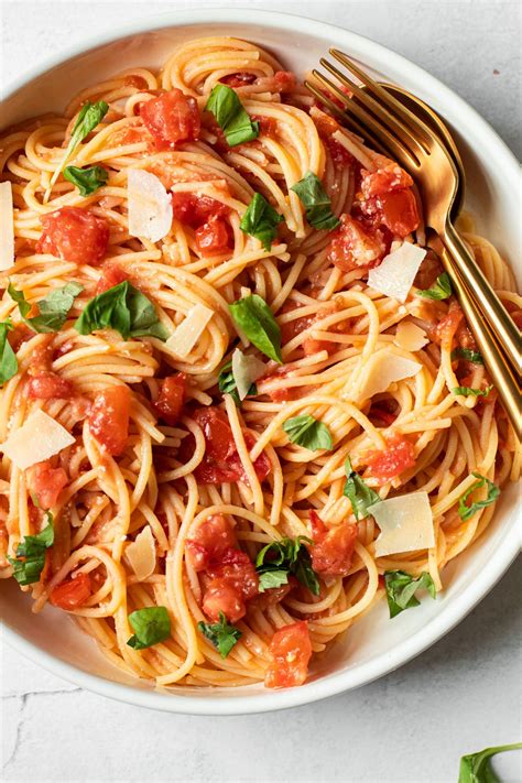 20-Minute Fresh Tomato Pasta - Lexi's Clean Kitchen