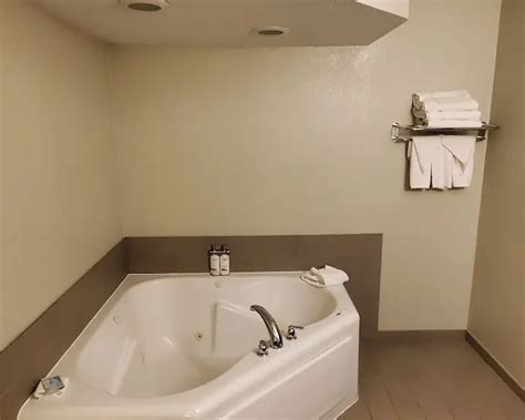 21 BEST Hotels with Jacuzzi in Room in Rockford ️ 2024