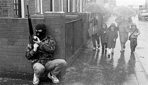 (1978) Irish Republican Army Volunteer on patrol in Belfast : pics