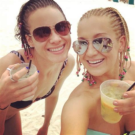 Kellie Pickler on Instagram: “Booze, beads, & beaches... #IslandSisters ☀️👙🐠” | Sunglasses women ...