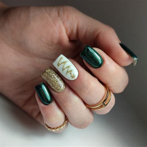 25+ Beautiful Emerald Green and Gold Nails For Your Inspiration - Luv68