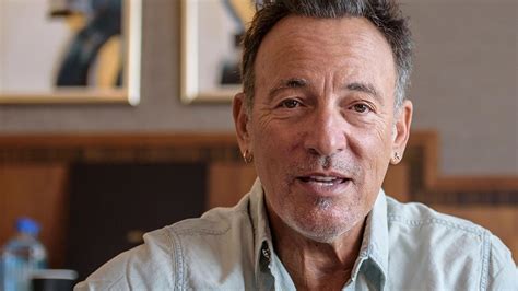 Bruce Springsteen sings 'My Hometown' with punters during surprise ...