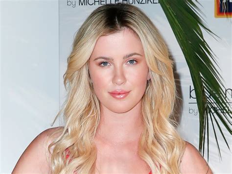 Alec Baldwin’s Daughter Ireland Poses in Bikini: Baby Bump Photo