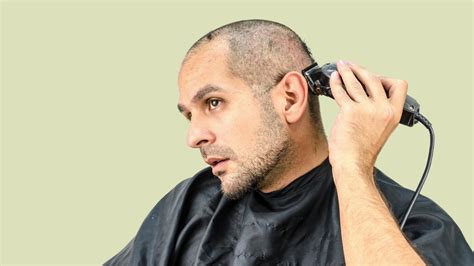 The head shaving process and the maintenance of a shaved head