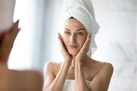 Best Moisturizer for Aging Skin: 10 Products to Age Gracefully | Health ...