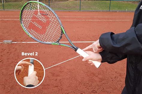 How to Grip a Tennis Racket (with Pictures)