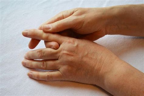 Treatments For Locking Finger Joints - EsHealthTips