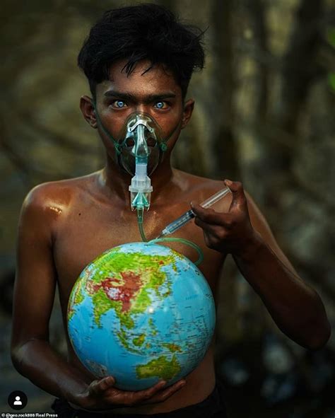 Indonesian tribe with extremely rare electric blue eyes due to genetic fluke photographed ...