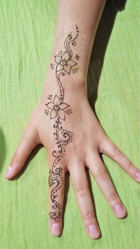 Cute Henna Tattoos, Henna Inspired Tattoos, Pretty Hand Tattoos, Henna Tattoo Hand, Henna Tattoo ...