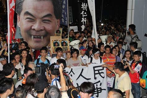 Hong Kong Students Hoist Banner of Chief Executive Leung as Demon, September 2014 - Konflictcam