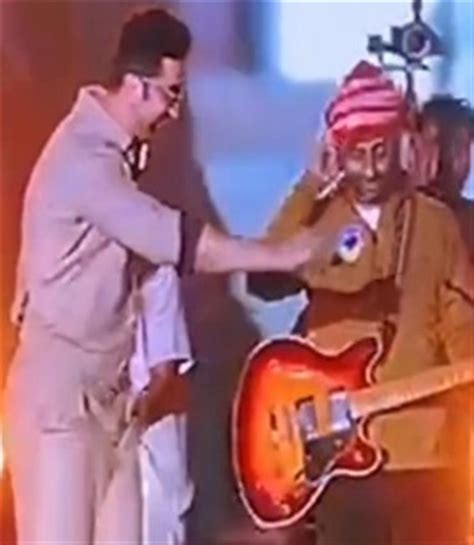 Ranbir Kapoor joins Arijit Singh on stage, treat fans to ‘Channa Mereya’