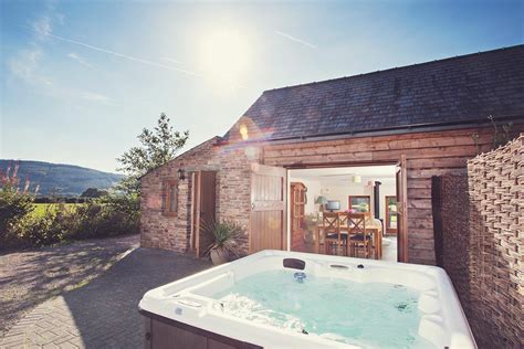 Brecon Cottage, a cottage with a hot tub in the Brecon Beacons