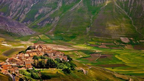 Castelluccio di Norcia, Nationalpark Monti Sibillini, Umbrien, Italien | National parks ...