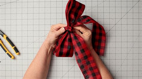 How to Make a Bow for a Wreath - Kippi at Home