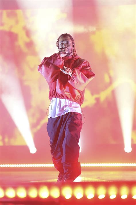 Kendrick Lamar performs solo set ahead of NBA All-Star game | AP News