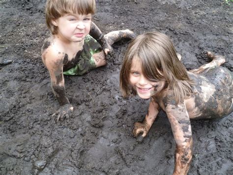 People playing in the mud - Google Search | Criança brincando, Crianças