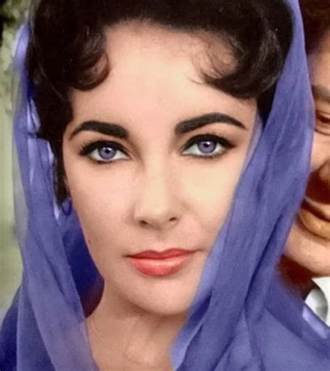 Elizabeth Taylor's Eyes Shown in 14 Rare and Stunning Photos | Elizabeth taylor eyes, Stunning ...