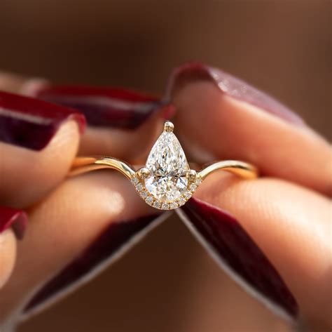 Pear Shaped Engagement Rings