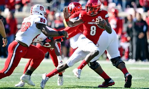 Perfect photo captures Lamar Jackson doing the Heisman pose in the middle of Louisville game ...