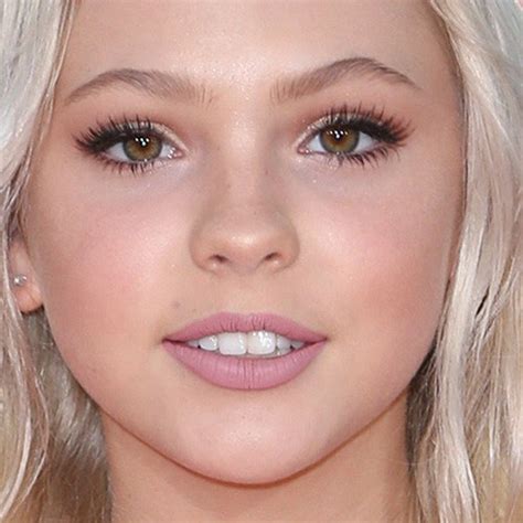 Jordyn Jones Makeup: Brown Eyeshadow, Gold Eyeshadow & Brown Lipstick | Steal Her Style