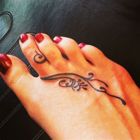 Foot tattoo - but with words Toe Tattoos, Bild Tattoos, Flower Tattoos ...