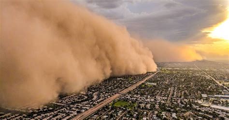 This Massive Dust Storm Was Shot from a Fleeing News Helicopter | Tempesta di sabbia, Tempesta ...