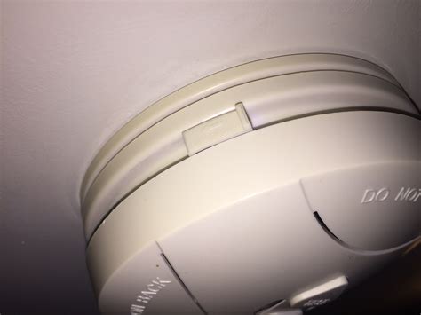 alarm - How to open this smoke detector in order to change battery? - Home Improvement Stack ...