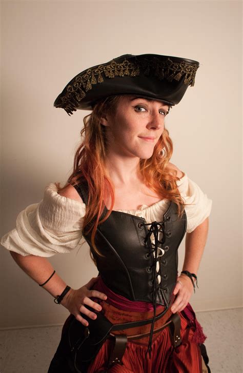 Pirate wench @durumcrustulum | Paintings and photographs. | Pinterest | Pirate wench, Pirates ...