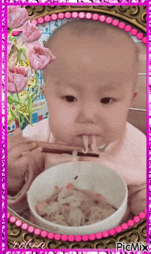 Bébé qui mange avec appétit - Free animated GIF - PicMix