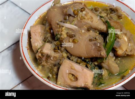 Paa ng baboy sa monggo hi-res stock photography and images - Alamy